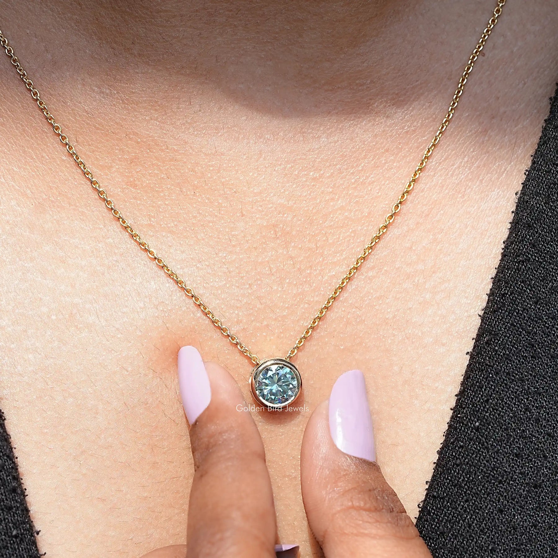 In front view of moissanite round cut pendant