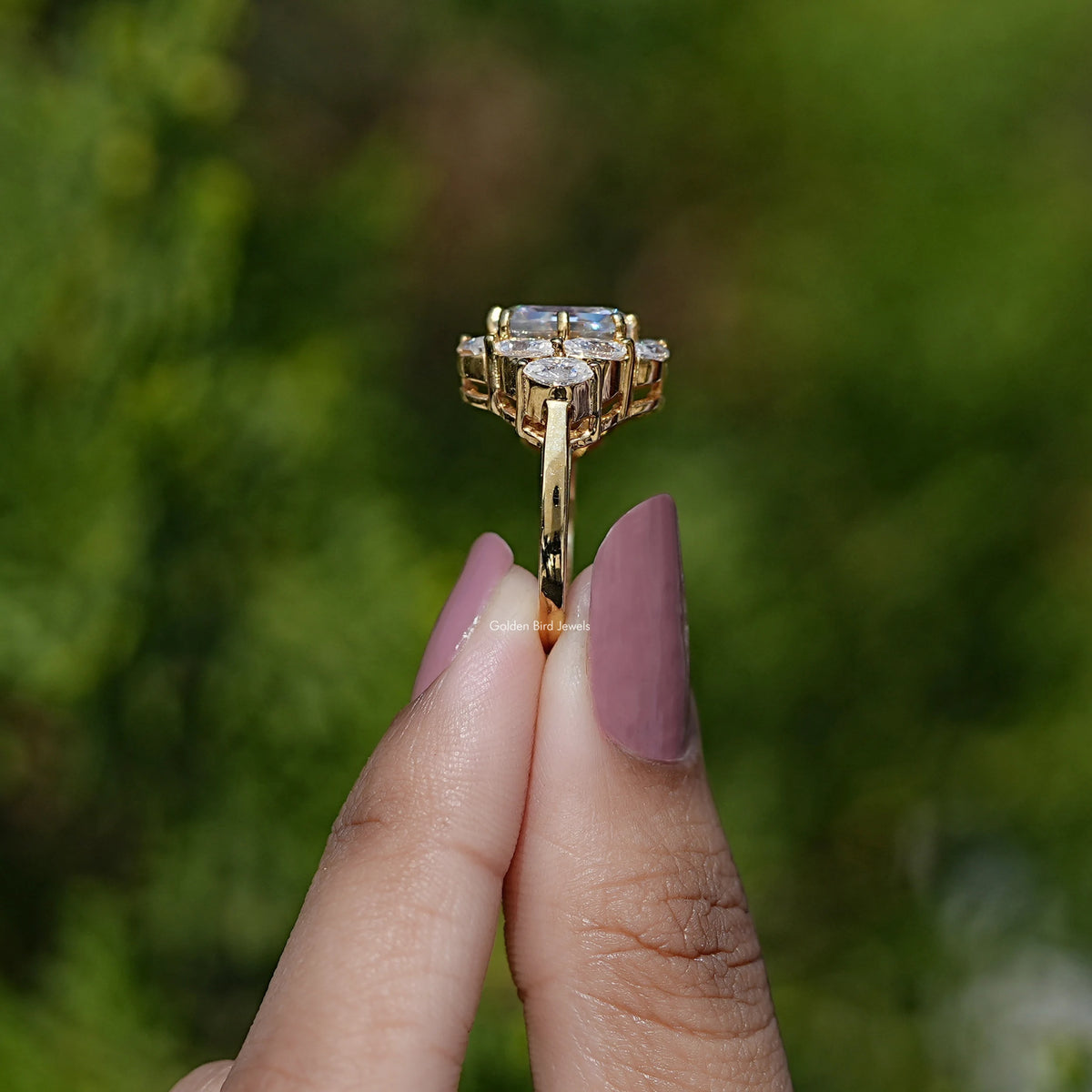 Art-Deco-Ring mit Moissanit im Stufenschliff und Kissenform