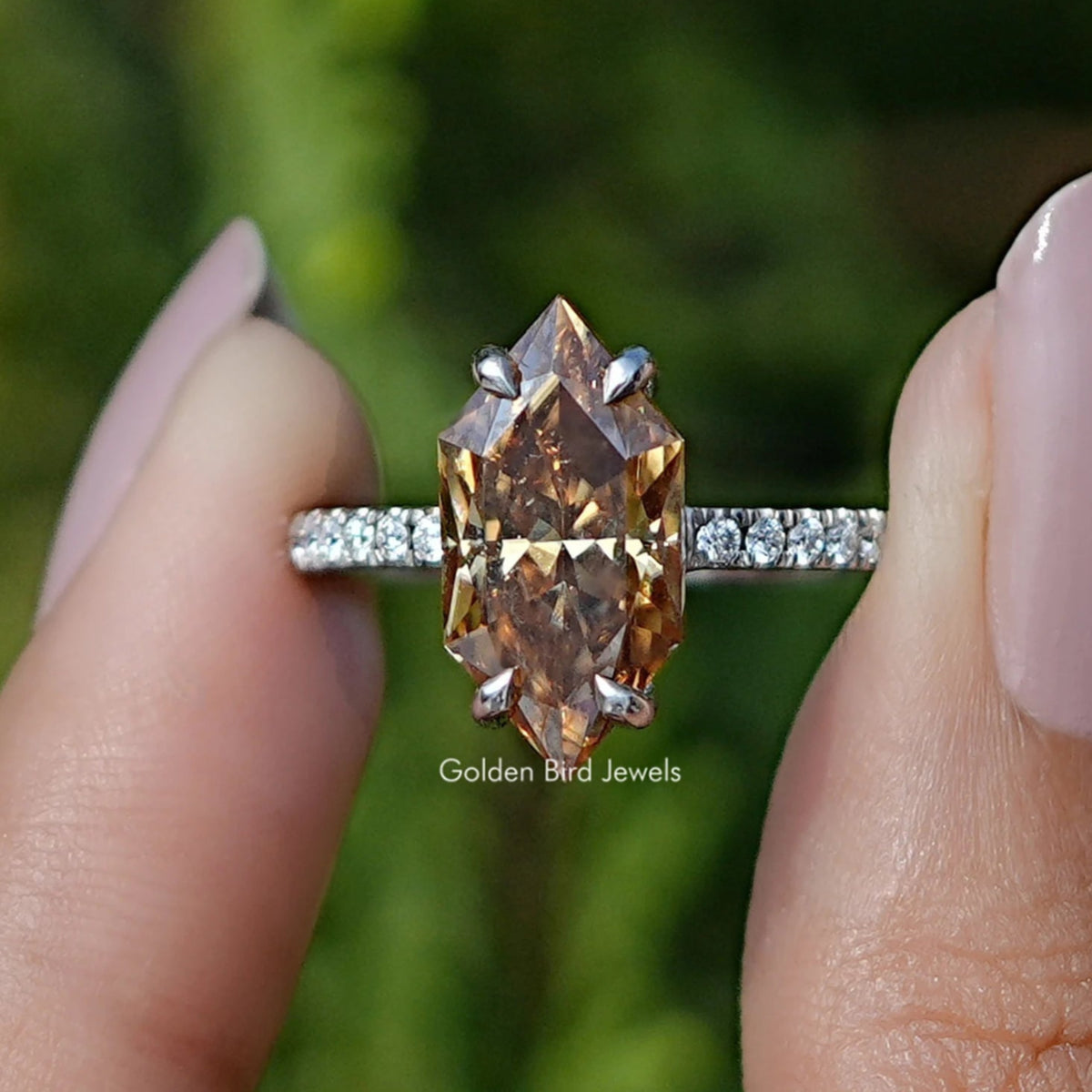 Niederländischer Moissanit-Solitär-Akzentring im Marquise-Schliff