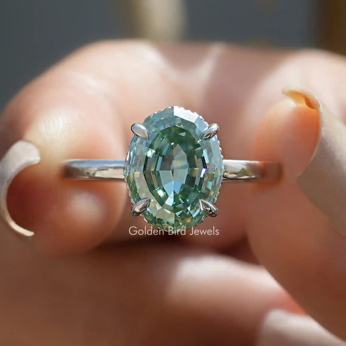 Ovaler Solitärring mit Stufenschliff und verstecktem Heiligenschein