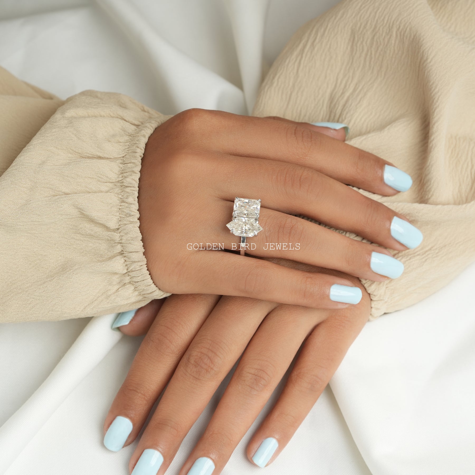 View of Toi Moi Ring Made Of Marquise & Radiat Cut Stone In Finger