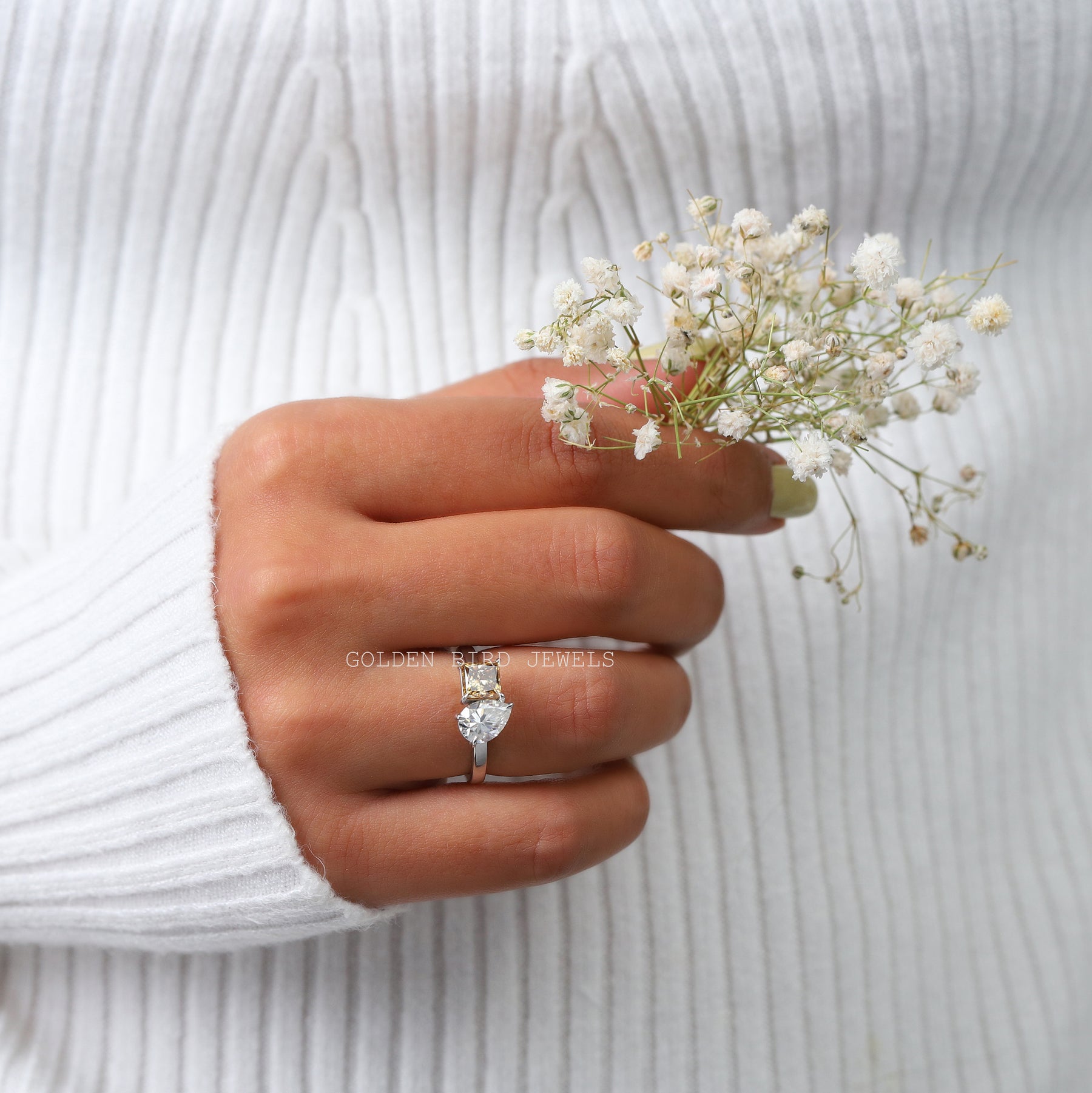 In Finger view of toi-et-moi ring set