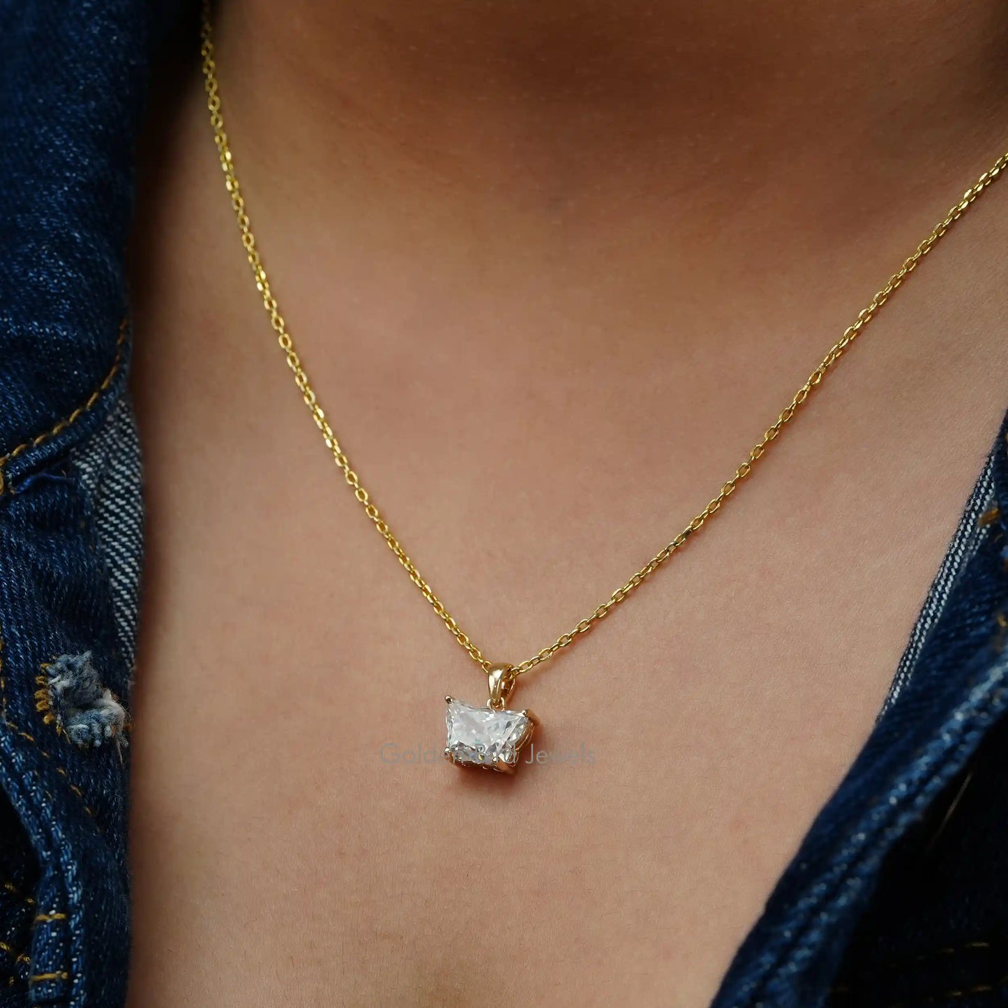 Front view of yellow gold butterfly cut pendant 