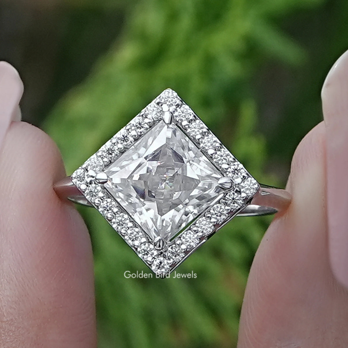 Verlobungsring mit Labordiamant-Halo Prinzessinnenschnitt