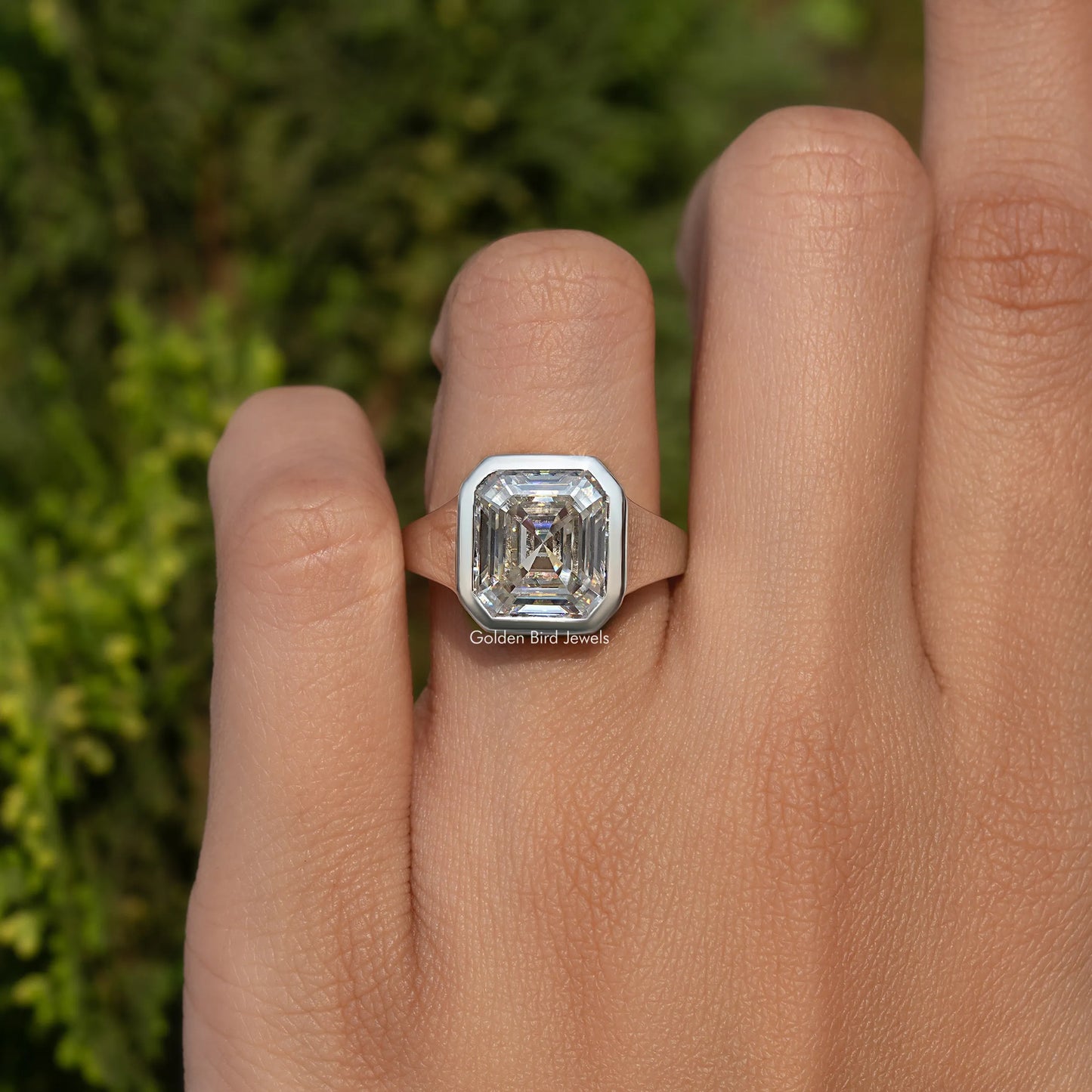 Solitärring mit Asscher-Schliff und Moissanit-Lünette