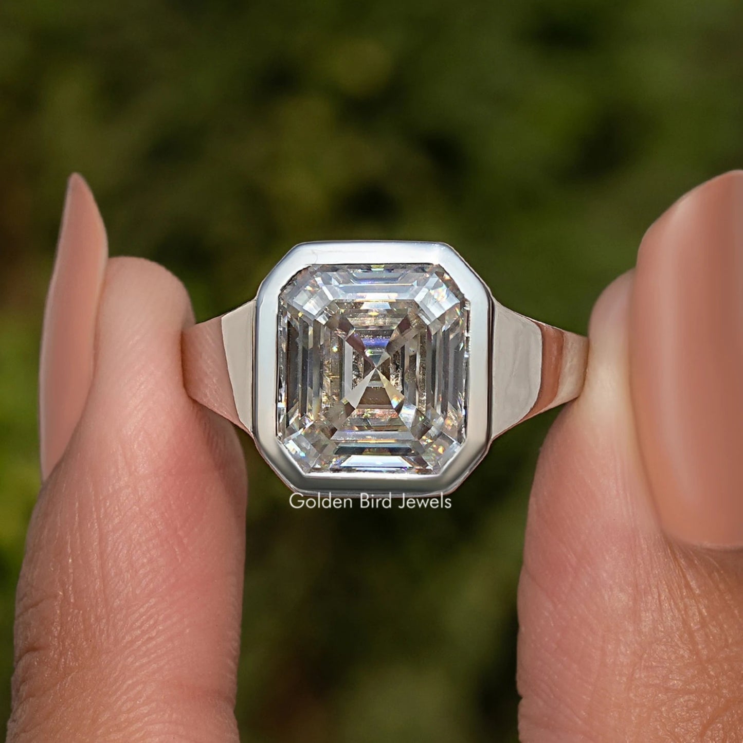 Solitärring mit Asscher-Schliff und Moissanit-Lünette