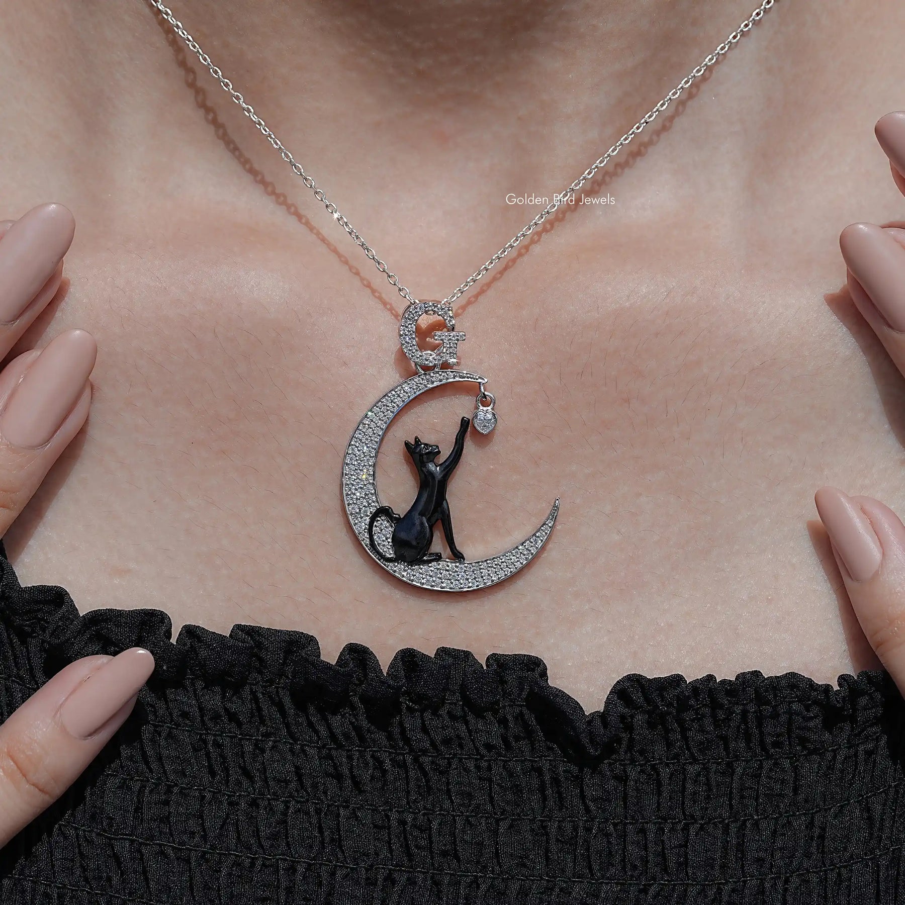 Geschenkanhänger mit Moissanit im Rundschliff, Katze und Mond