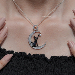 Geschenkanhänger mit Moissanit im Rundschliff, Katze und Mond