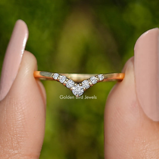 Moissanit-Ring in Gelbgold mit Chevron-V-Form