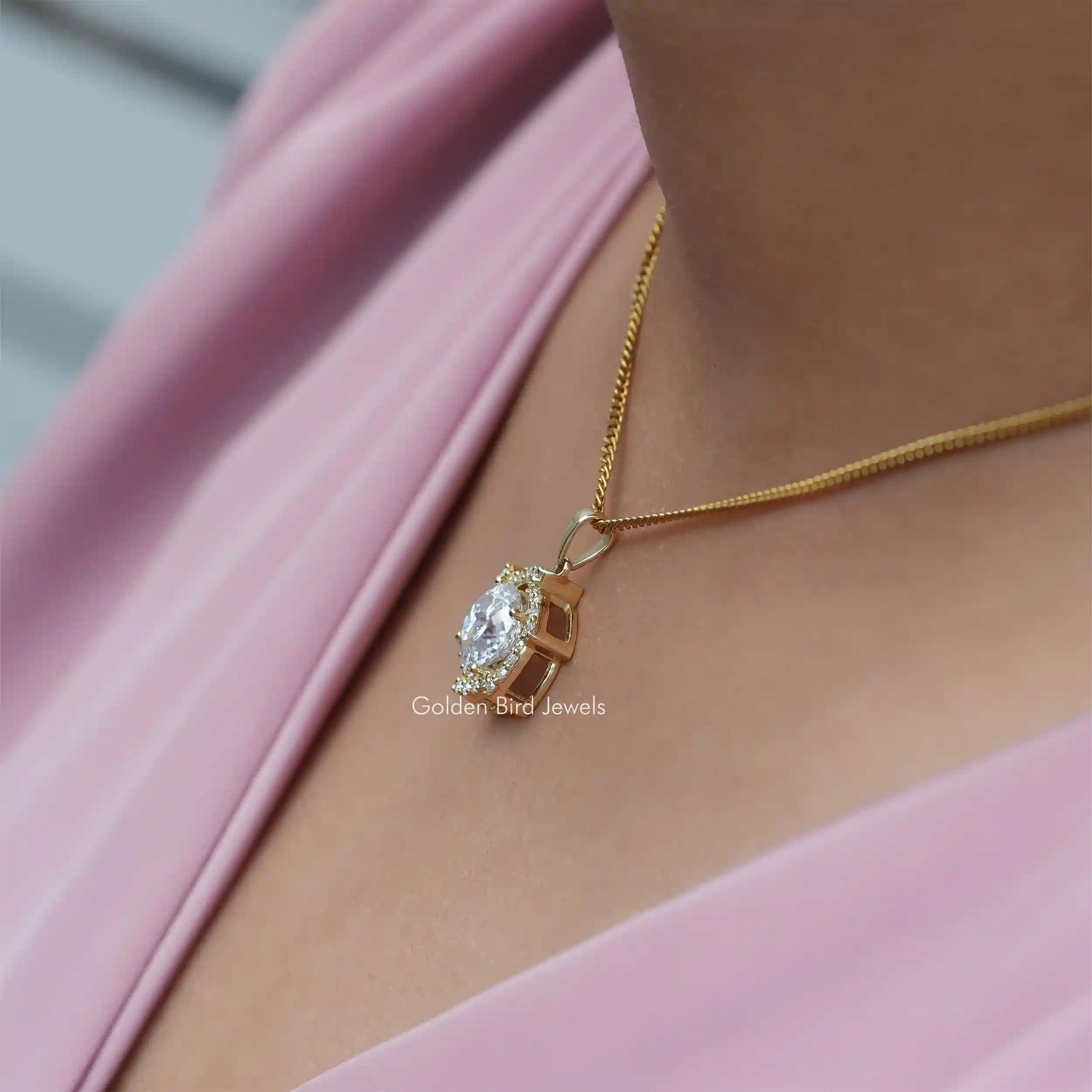 Side view of Portuguese cut pendant In yellow Gold