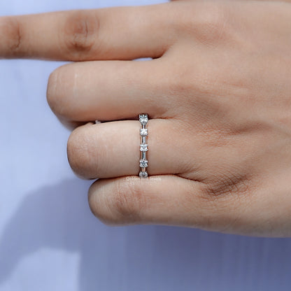 Farbloser Moissanit-Halb-Eternity-Ring im Prinzessschliff