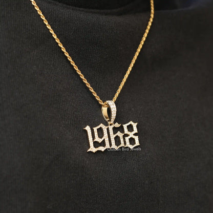 In front view of moissanite round cut pendant