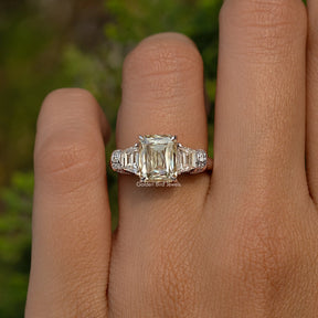 Verlobungsring mit drei Steinen im Criss- und Trapezschliff