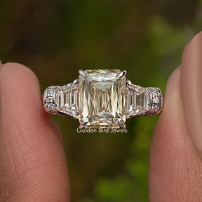 Verlobungsring mit drei Steinen im Criss- und Trapezschliff