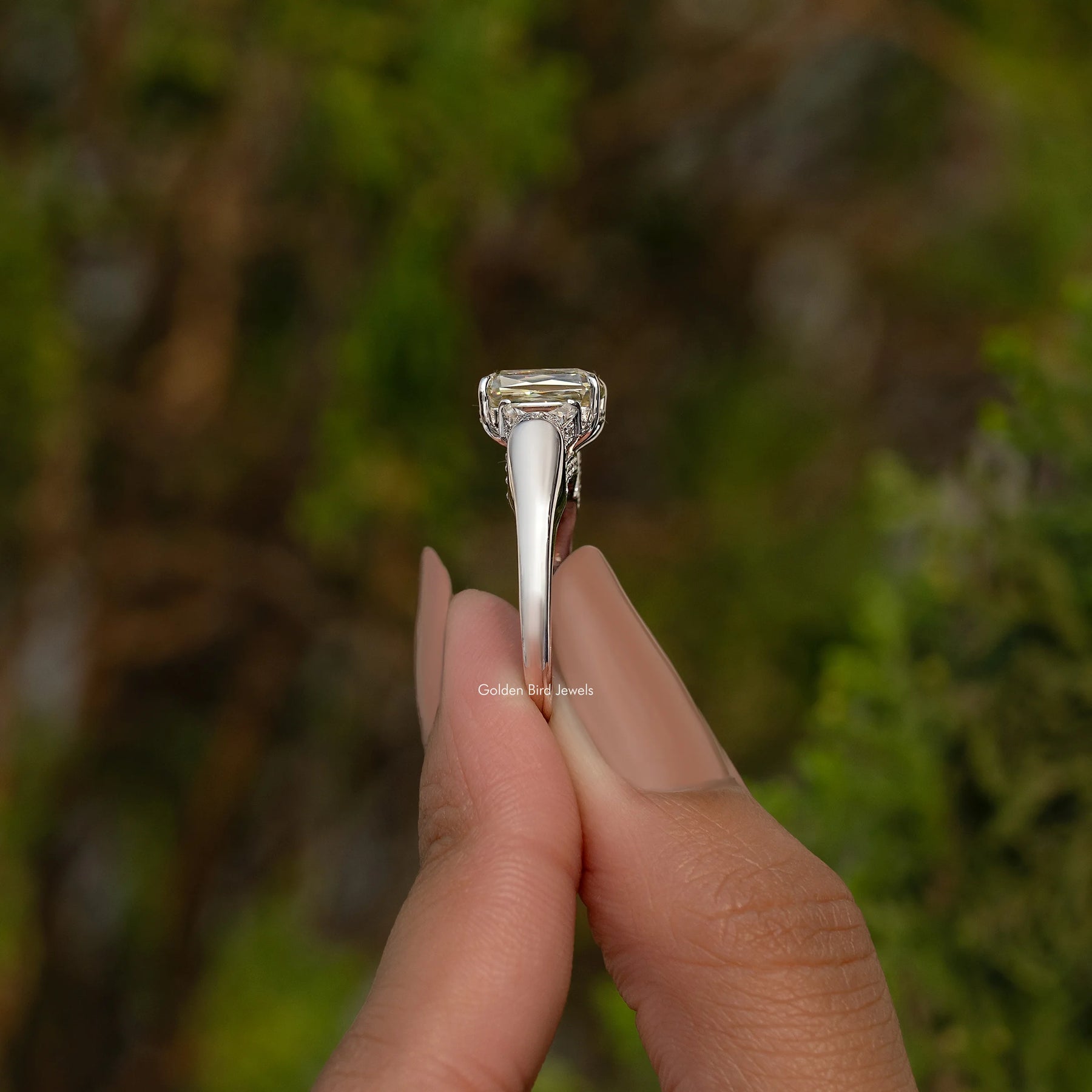 Verlobungsring mit drei Steinen im Criss- und Trapezschliff