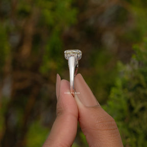 Verlobungsring mit drei Steinen im Criss- und Trapezschliff