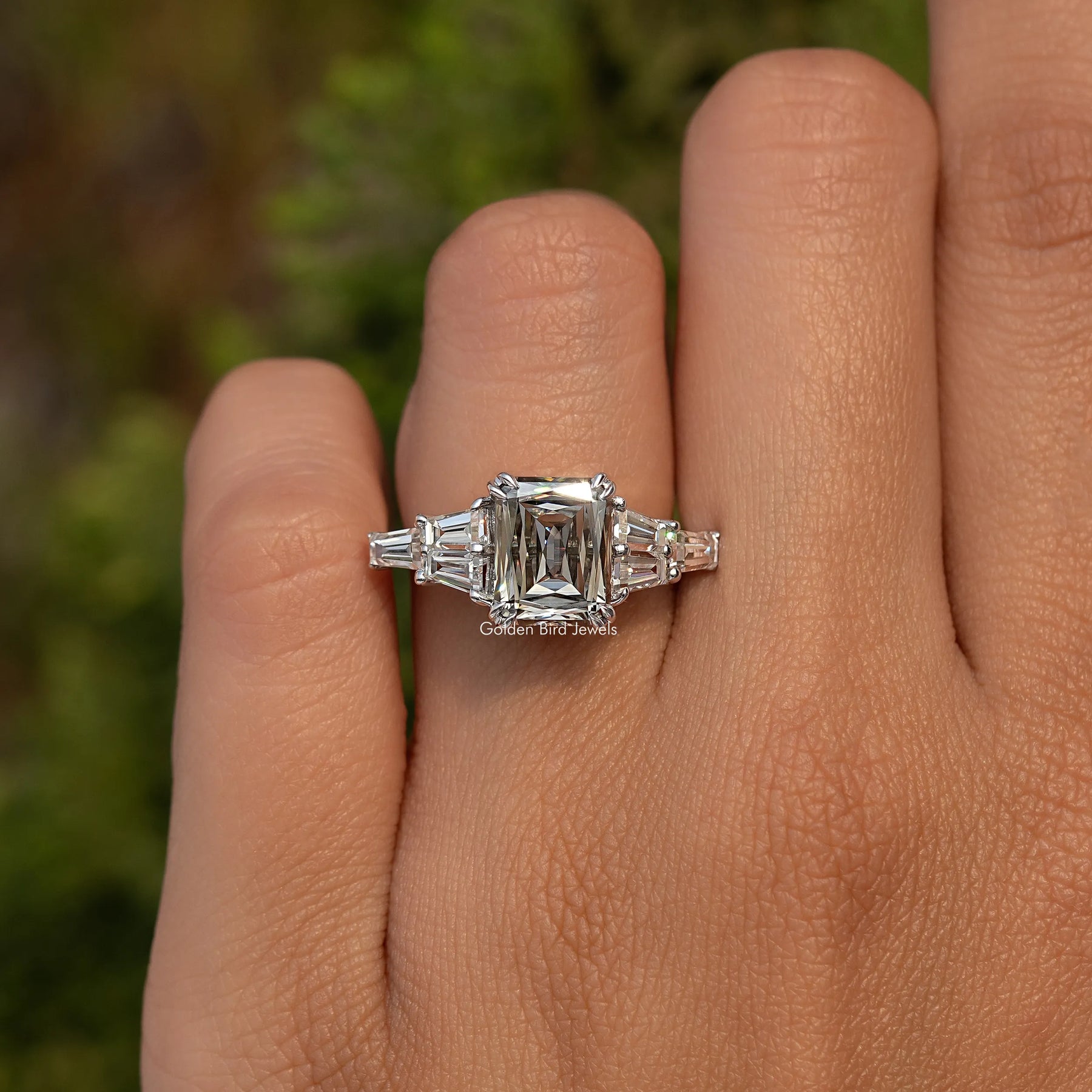 Grauer Criss-Cut Moissanit Bridge Accent Set Verlobungsring