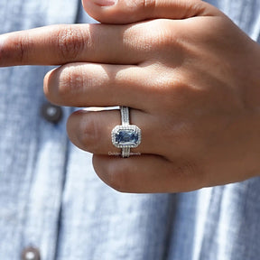 Doppelter Halo-Ring mit blauem Moissanit im Criss-Schliff