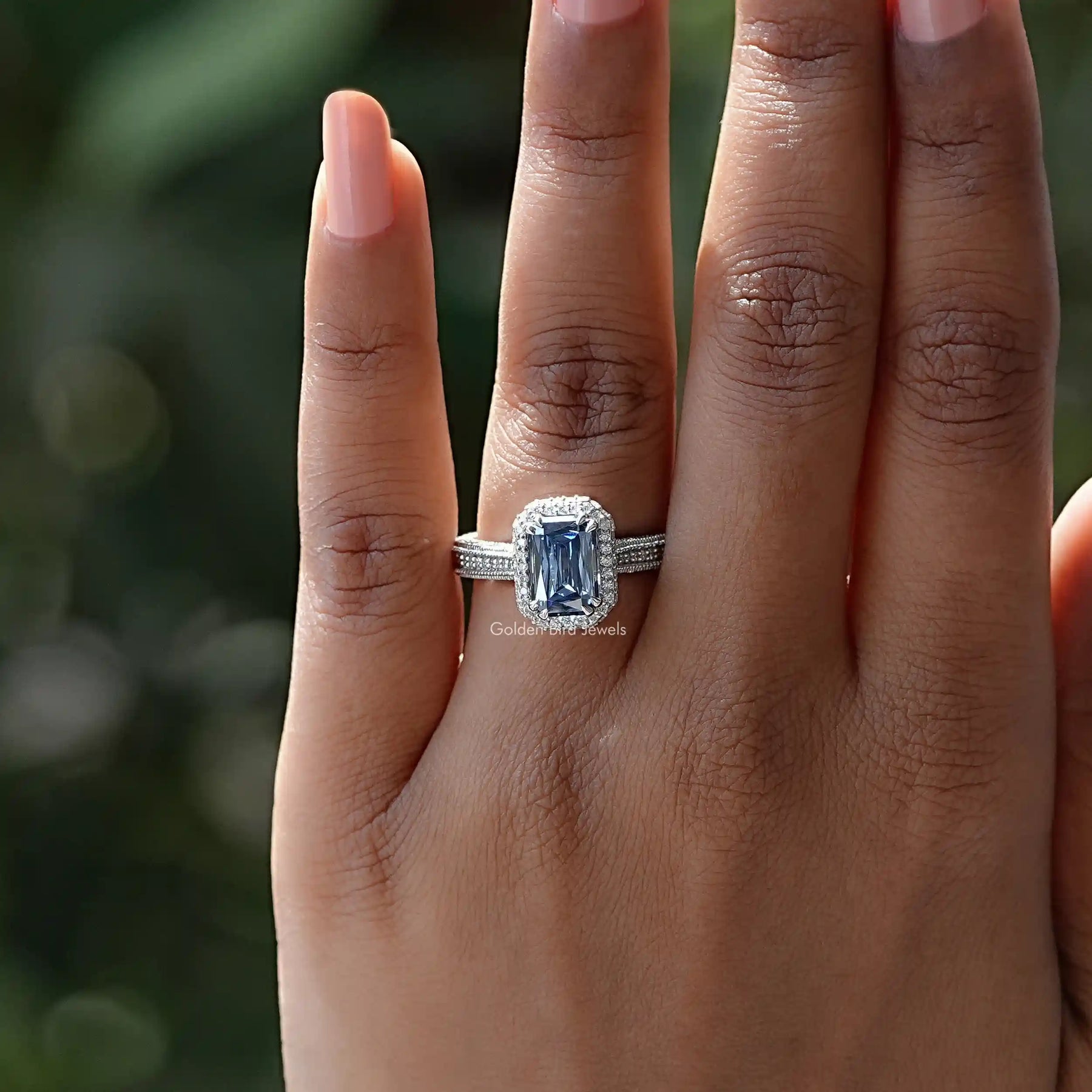 Doppelter Halo-Ring mit blauem Moissanit im Criss-Schliff