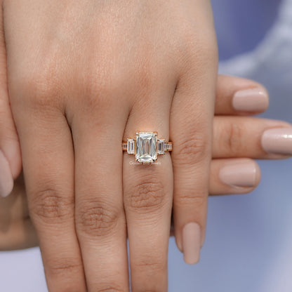 Moissanit-Ring mit drei Steinen im Criss-Schliff