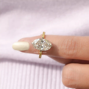 [Moissanite Crushed Ice Oval Cut Ring With Round Cut Stones]-[Golden Bird Jewels]