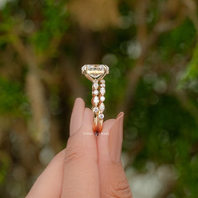 Crushed Ice Oval Cut Moissanite Bridal Ring Set