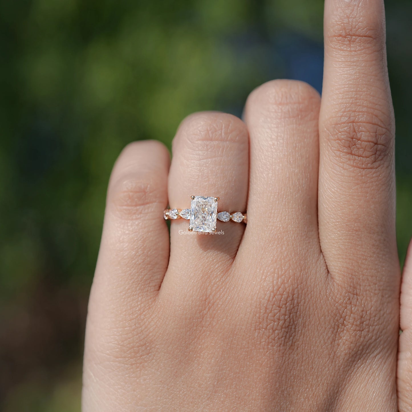 Moissanitring mit Strahlenschliff und verstecktem Halo im Crushed Ice-Stil