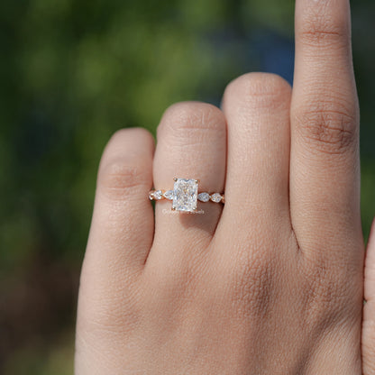 Moissanitring mit Strahlenschliff und verstecktem Halo im Crushed Ice-Stil
