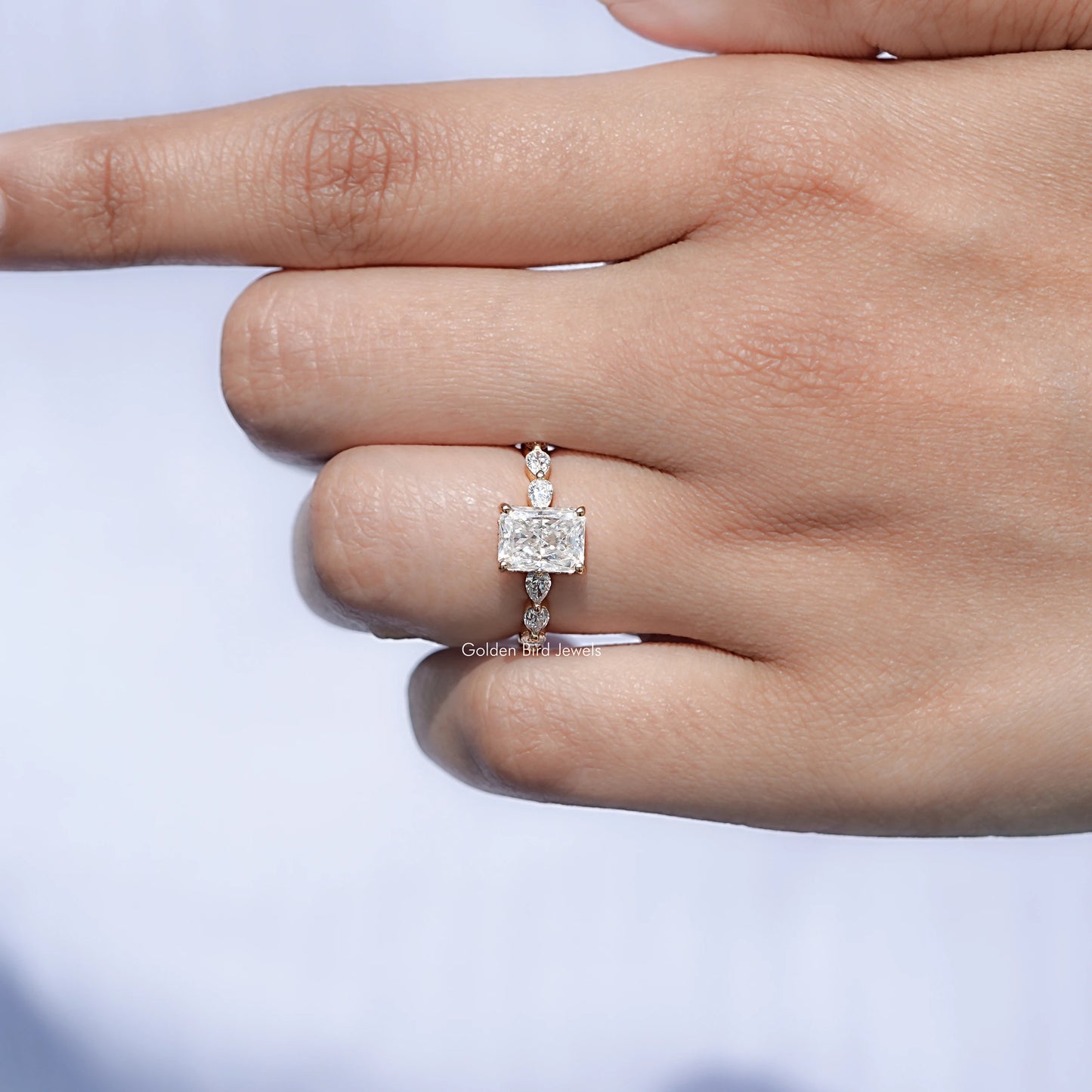 Moissanitring mit Strahlenschliff und verstecktem Halo im Crushed Ice-Stil