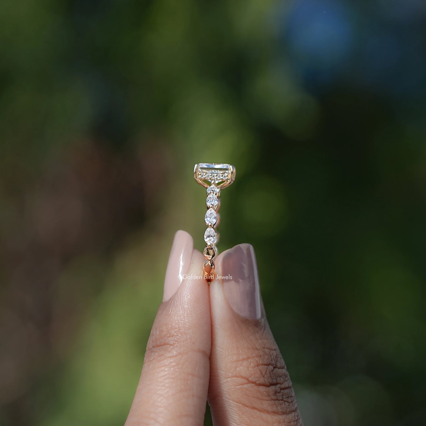 Moissanitring mit Strahlenschliff und verstecktem Halo im Crushed Ice-Stil