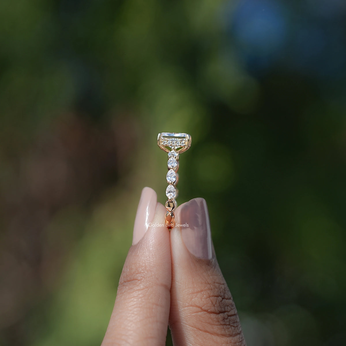 Moissanitring mit Strahlenschliff und verstecktem Halo im Crushed Ice-Stil