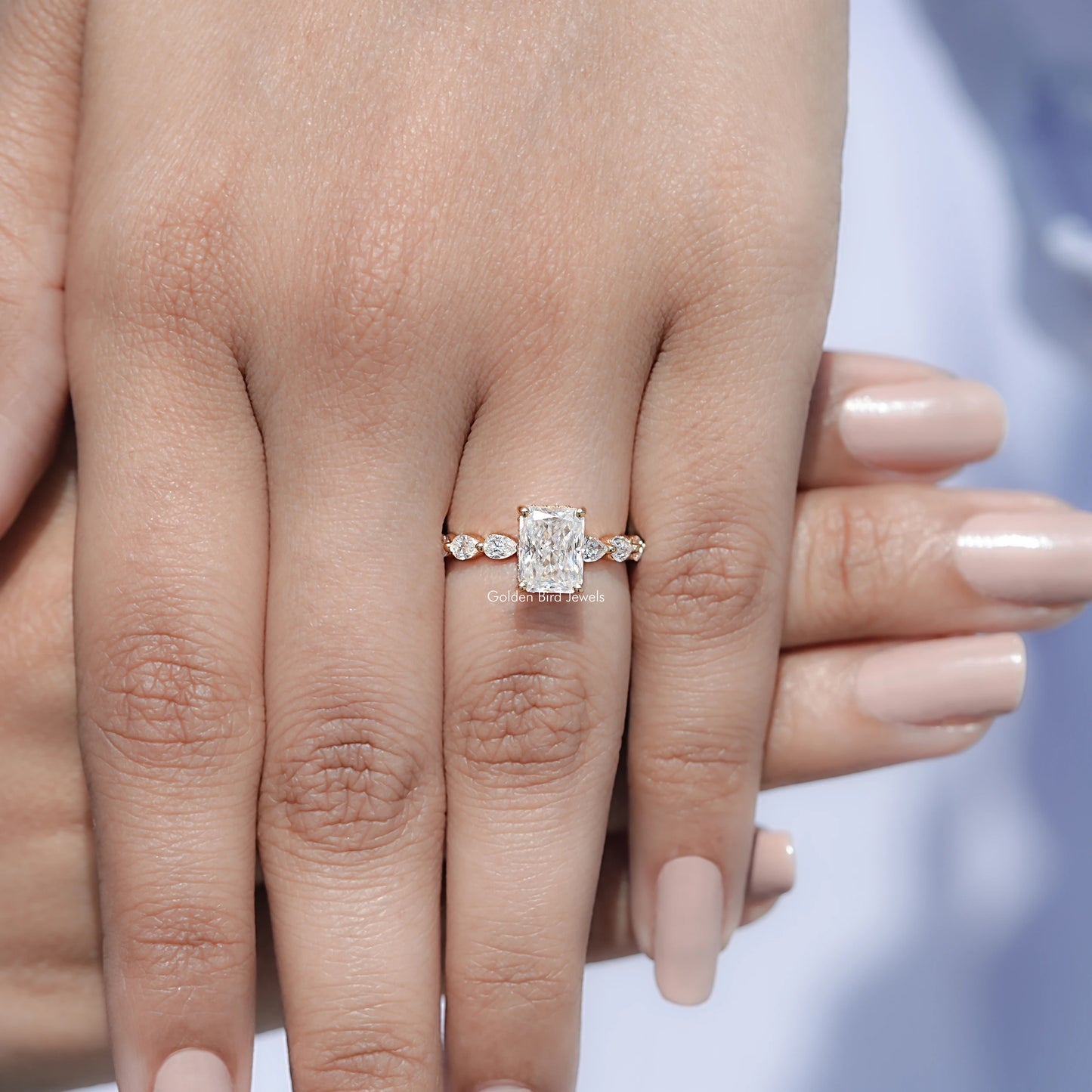 Moissanitring mit Strahlenschliff und verstecktem Halo im Crushed Ice-Stil