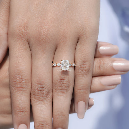 Moissanitring mit Strahlenschliff und verstecktem Halo im Crushed Ice-Stil