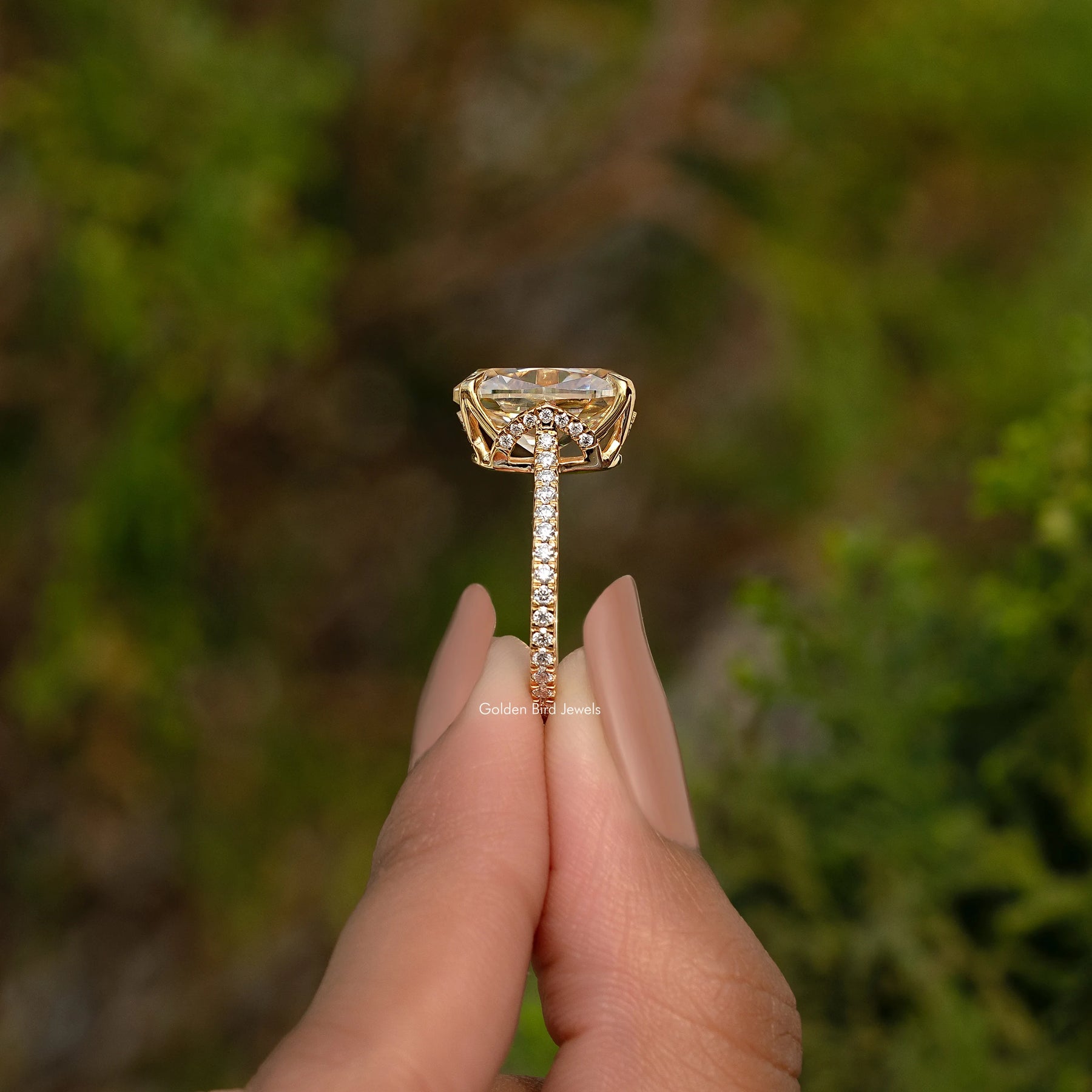 Moissanit-Verlobungsring im Kissenschliff mit verstecktem Halo