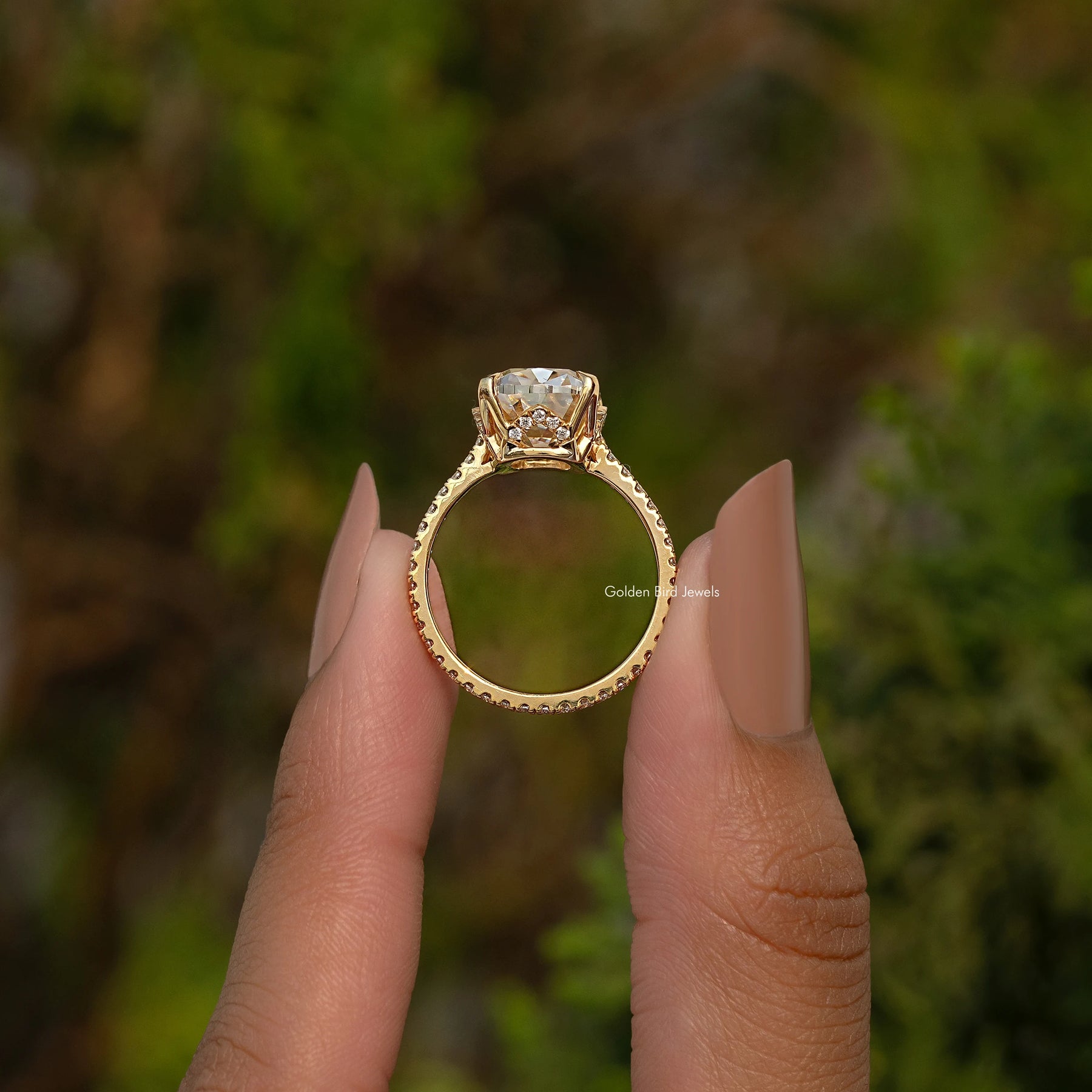 Moissanit-Verlobungsring im Kissenschliff mit verstecktem Halo