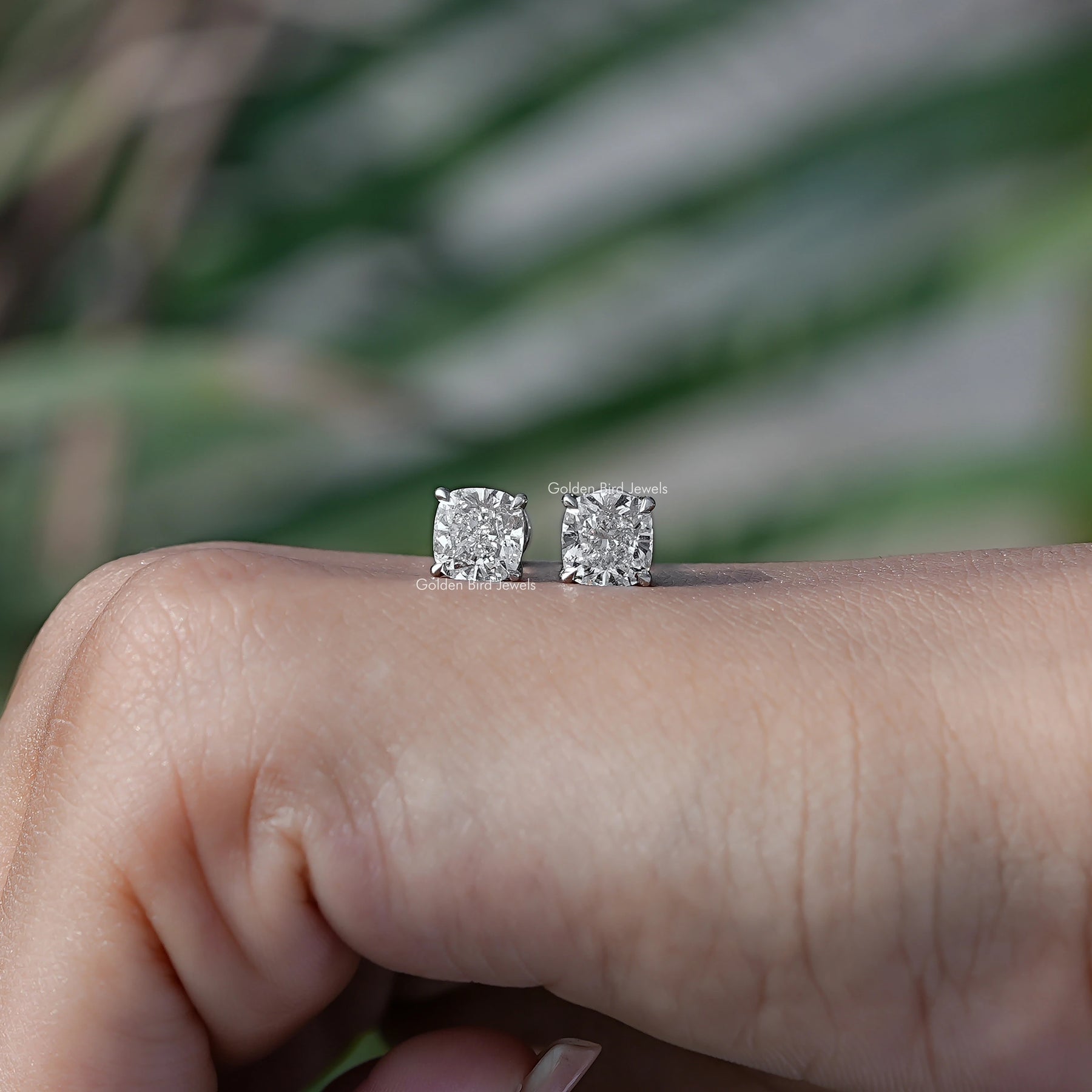 [Prong Setting Cushion Shaped Studs]-[Golden Bird Jewels]
