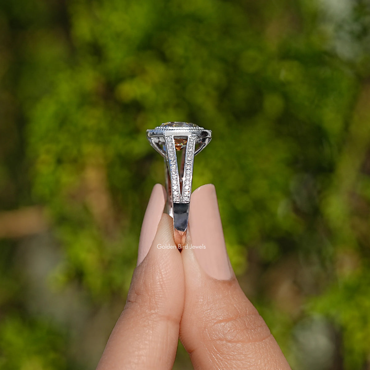 Alter Minenring mit Moissanit im Kissenschliff