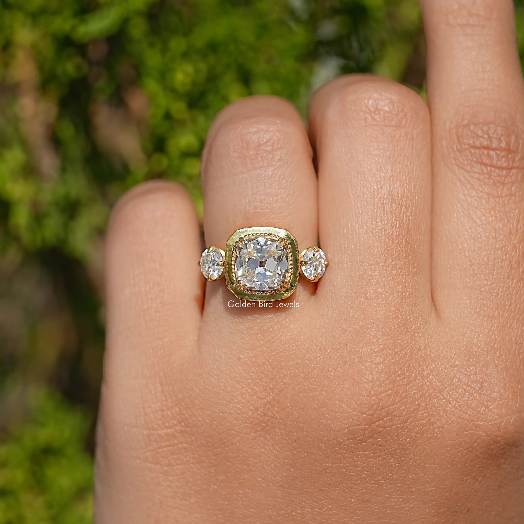 Old Mine Kissen Moissanit Drei-Stein-Ring