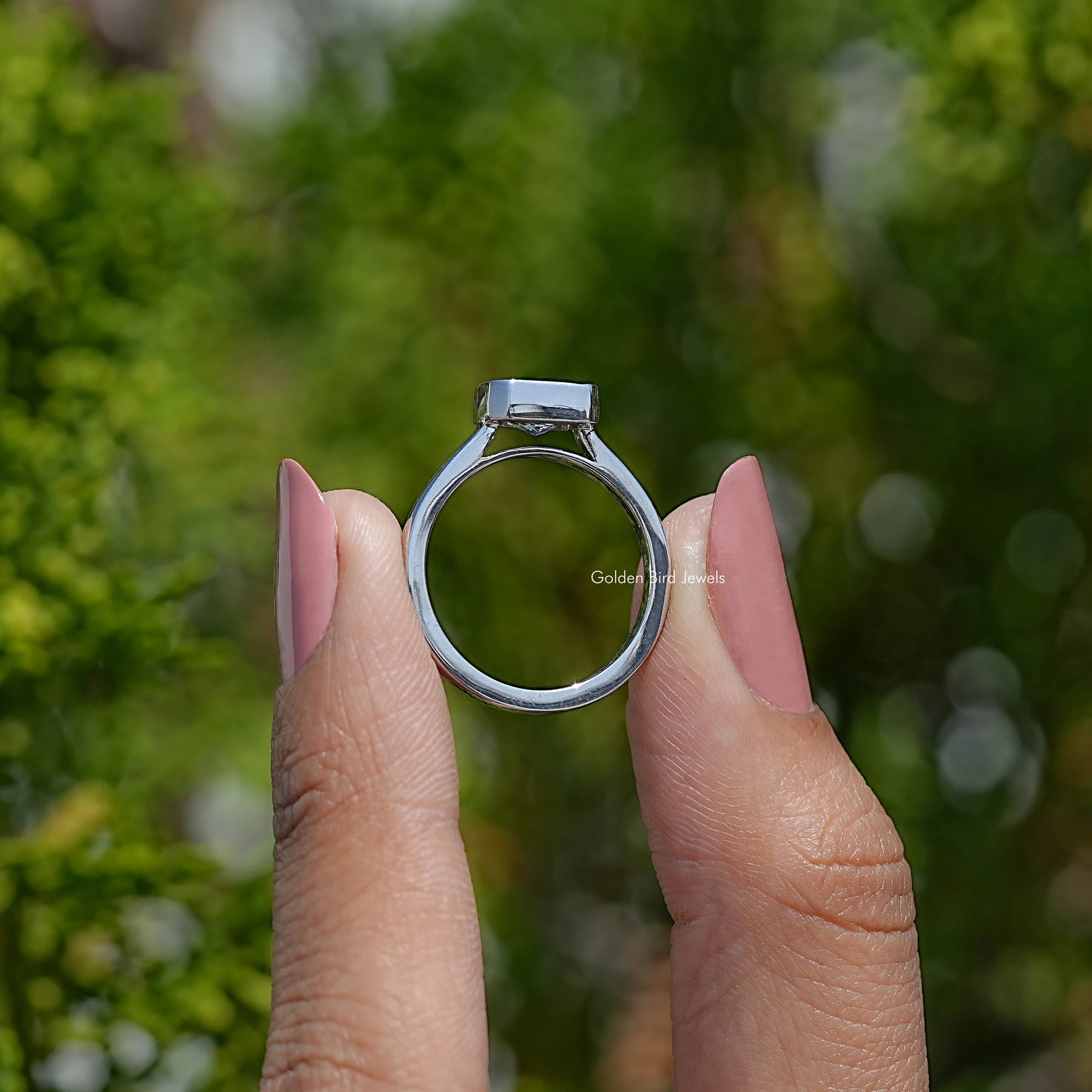 Dunkelgrauer Moissanit-Solitärring im Radiantschliff