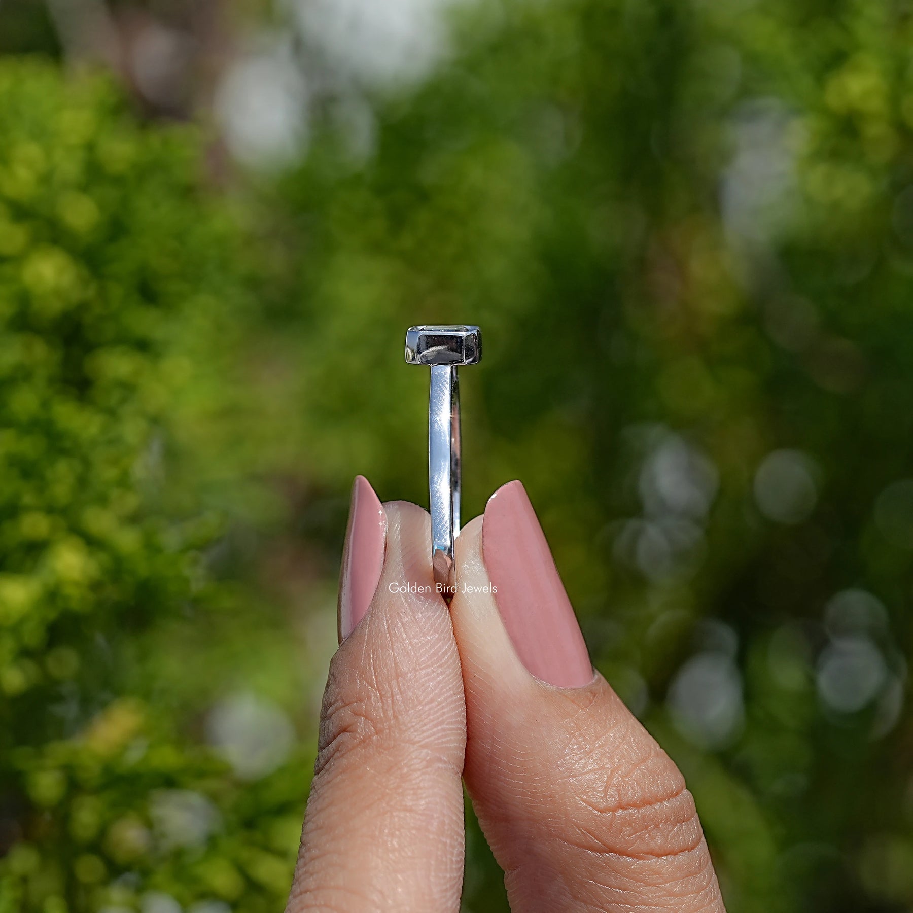Dunkelgrauer Moissanit-Solitärring im Radiantschliff