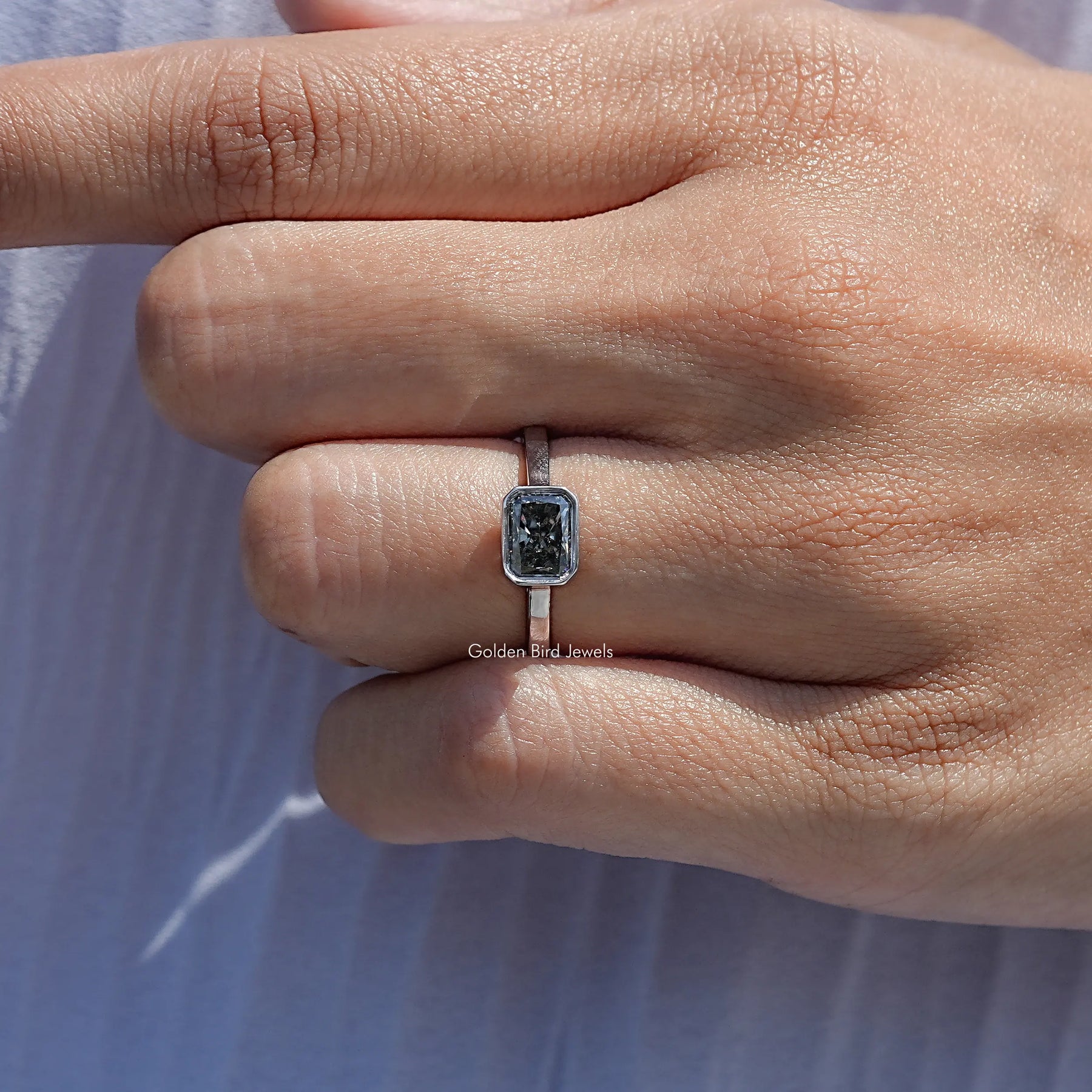 Dunkelgrauer Moissanit-Solitärring im Radiantschliff