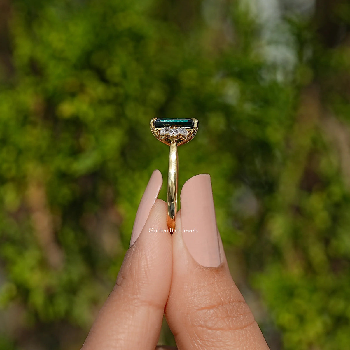 Verlobungsring mit dunkelgrünem Smaragd und Marquiseschliff