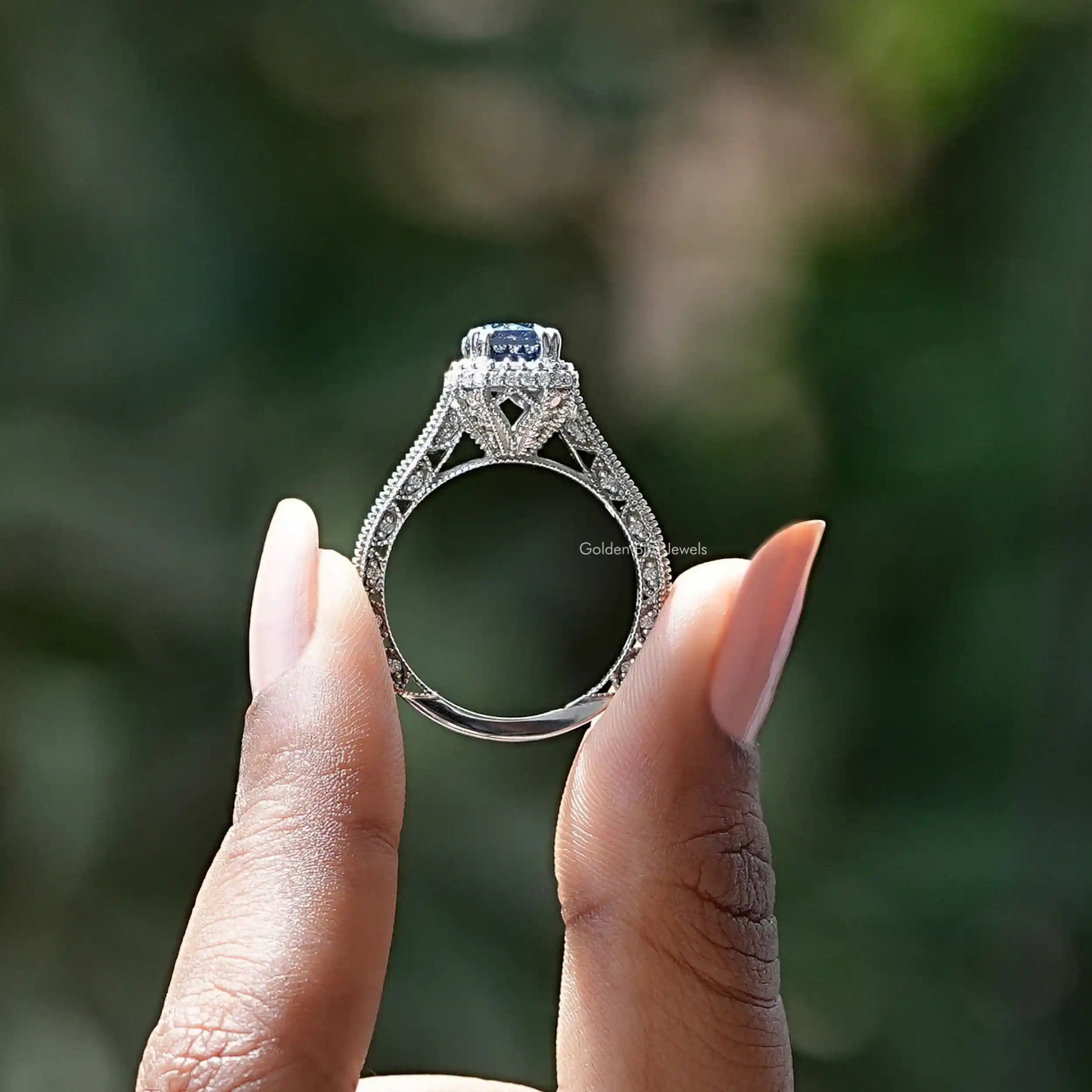 Doppelter Halo-Ring mit blauem Moissanit im Criss-Schliff