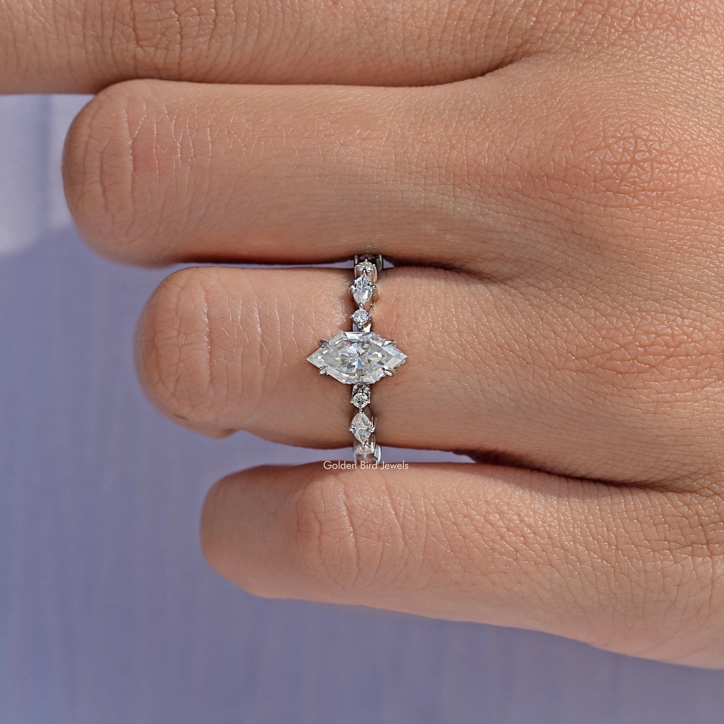 Verlobungsring mit Marquise-Schliff Moissanit.