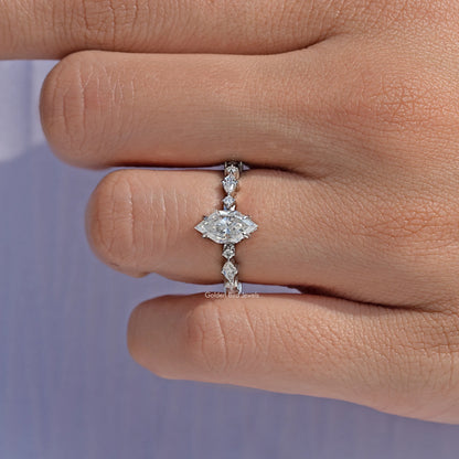 Verlobungsring mit Marquise-Schliff Moissanit.