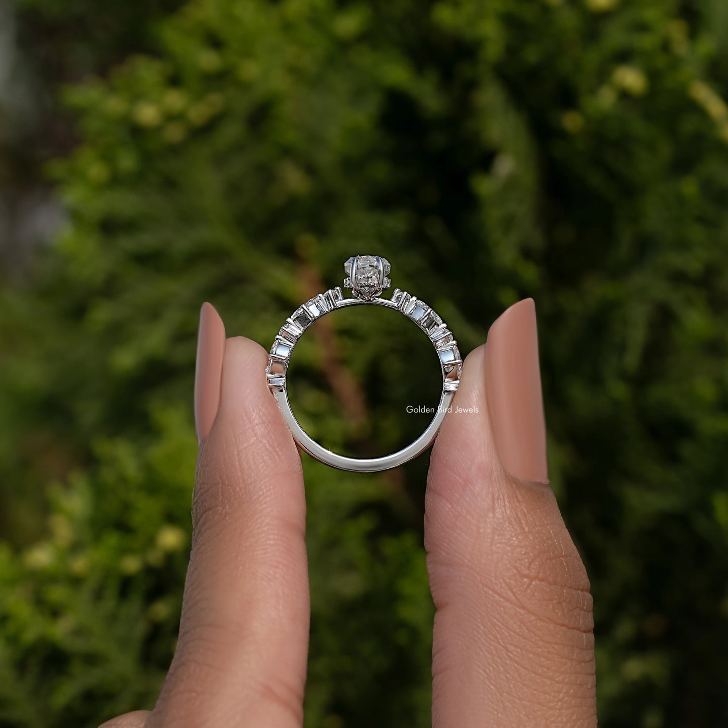 Verlobungsring mit Marquise-Schliff Moissanit.
