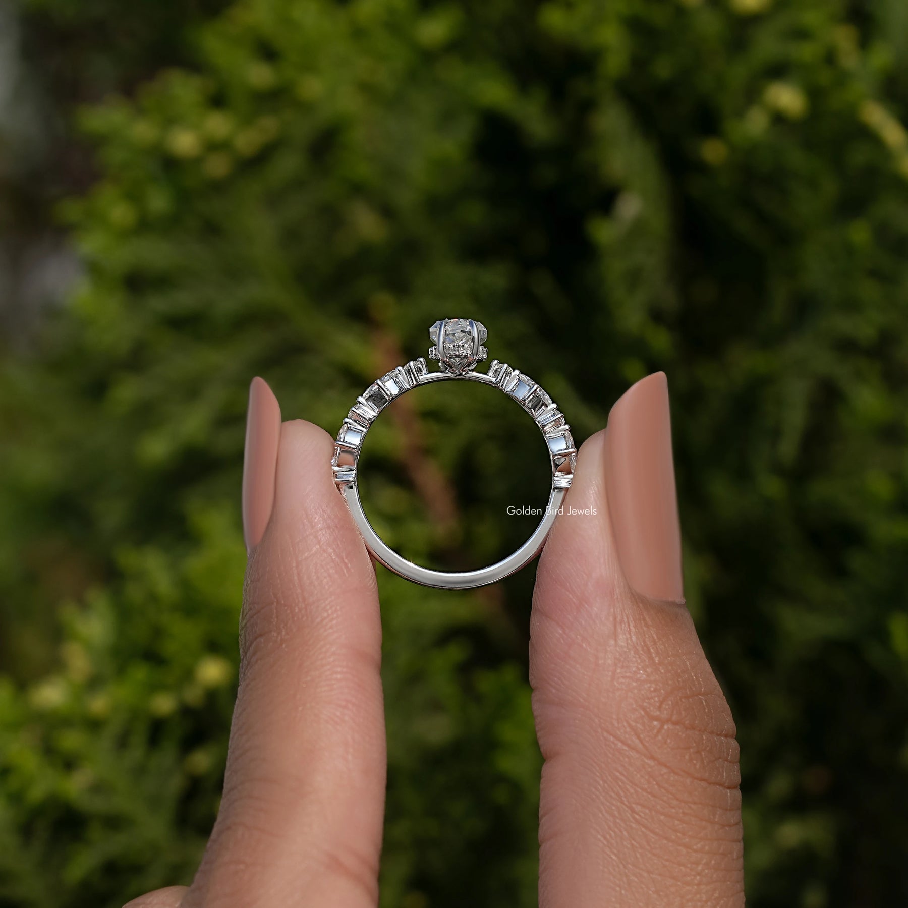 Verlobungsring mit Marquise-Schliff Moissanit.