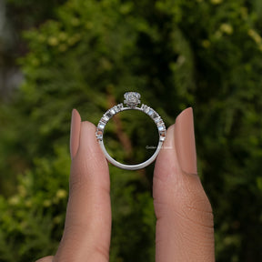 Verlobungsring mit Marquise-Schliff Moissanit.