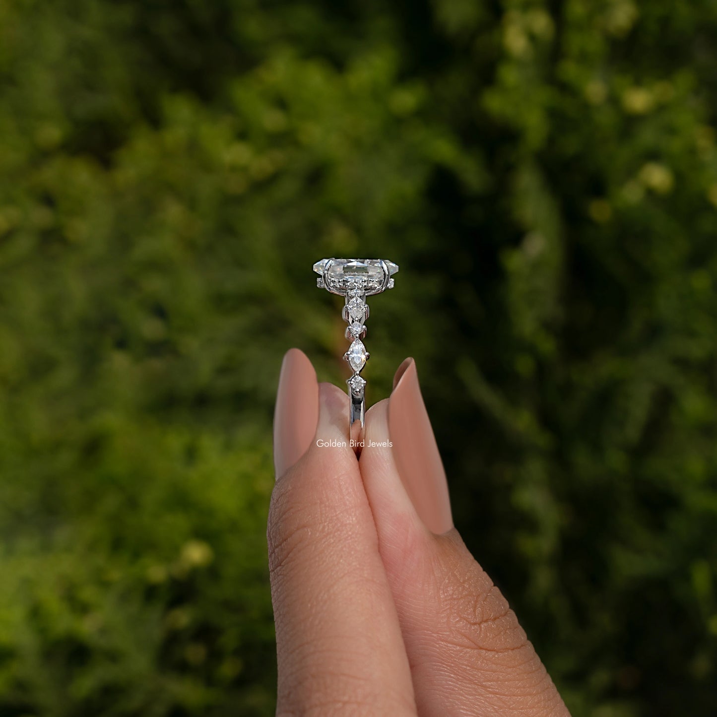 Verlobungsring mit Marquise-Schliff Moissanit.