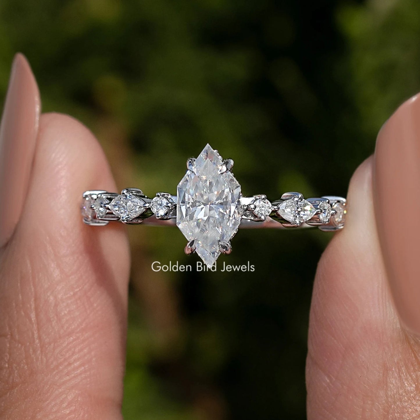 Verlobungsring mit Marquise-Schliff Moissanit.
